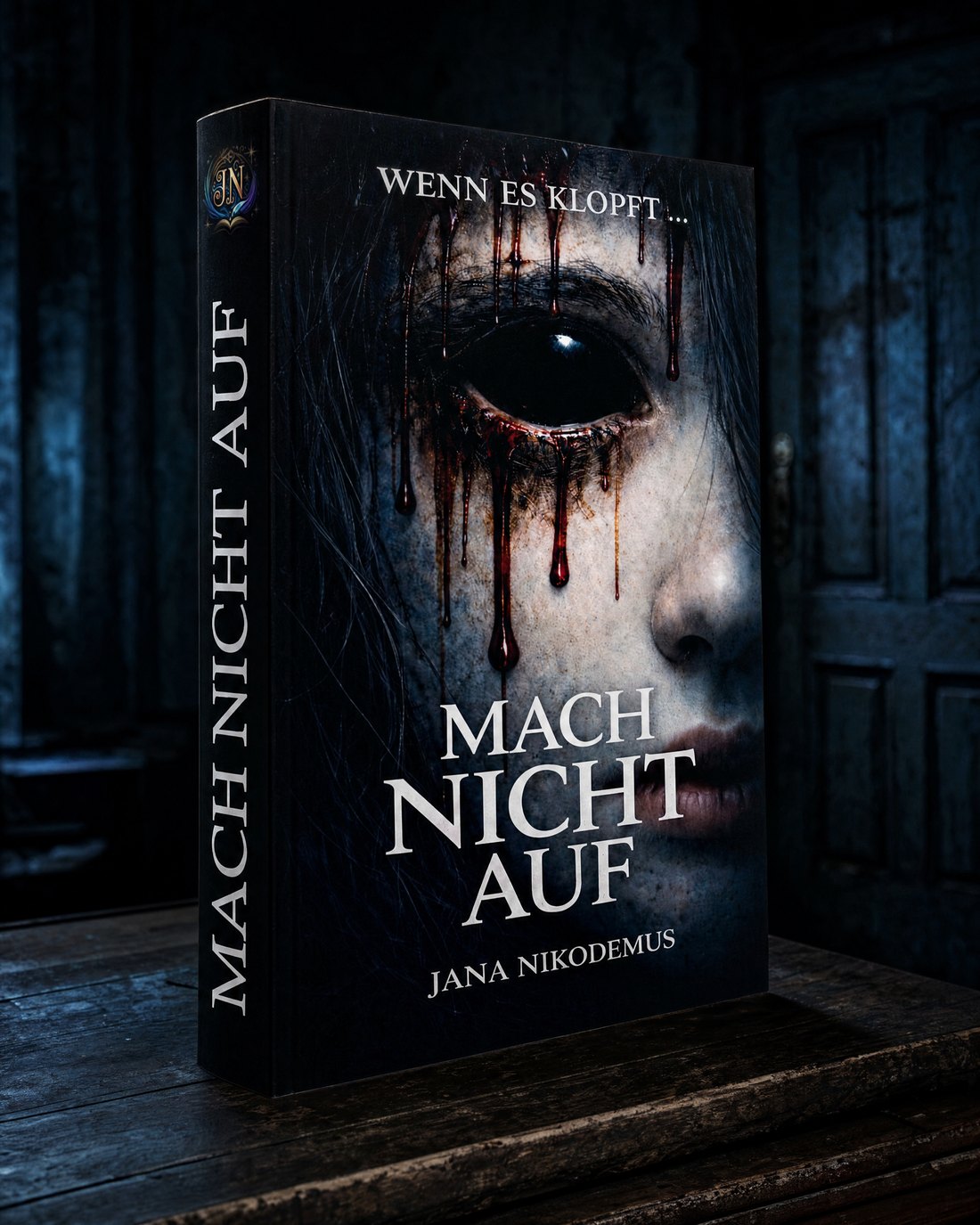 Gedruckte Ausgabe von Mach nicht auf von Jana Nikodemus vor einer dunklen Holztür